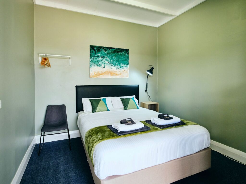 Black-Diamond-Lodge_Queen-Room-1_Ord_2021-271