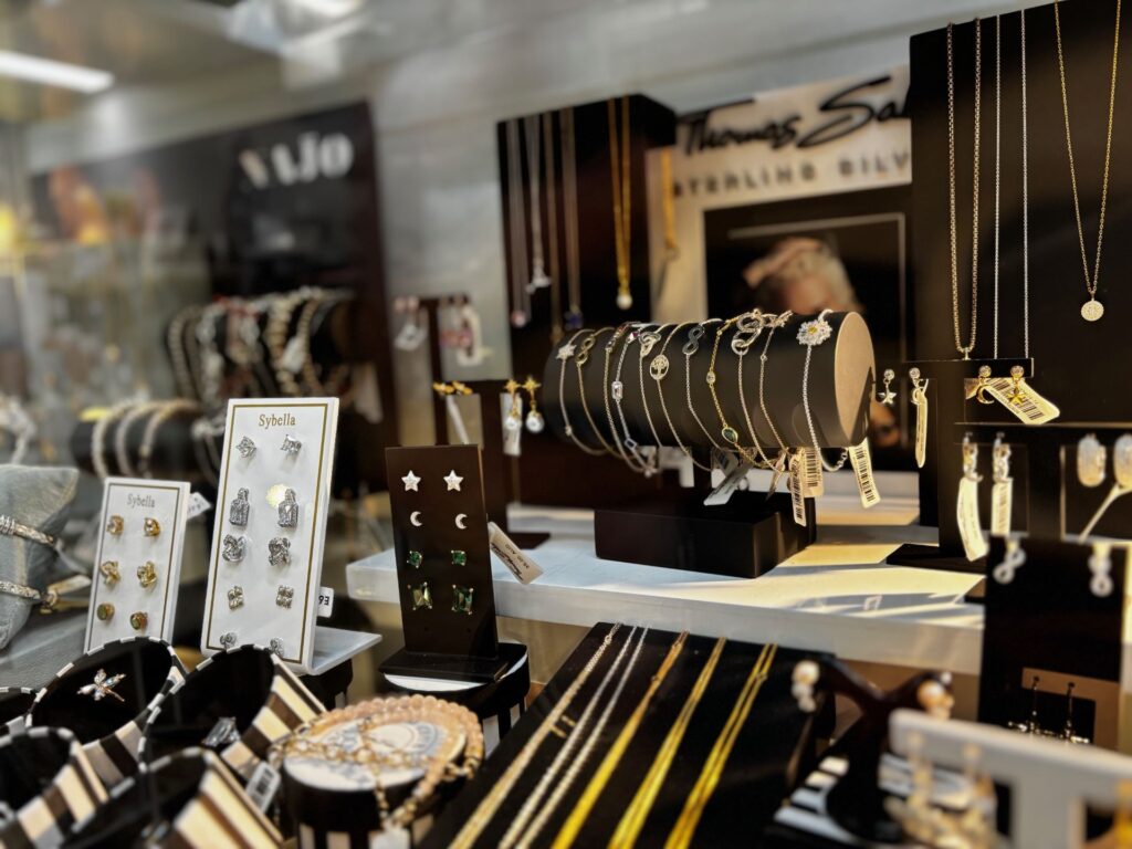 Cheeky-Squirrel_Stock_Shopping_CC_2025-04