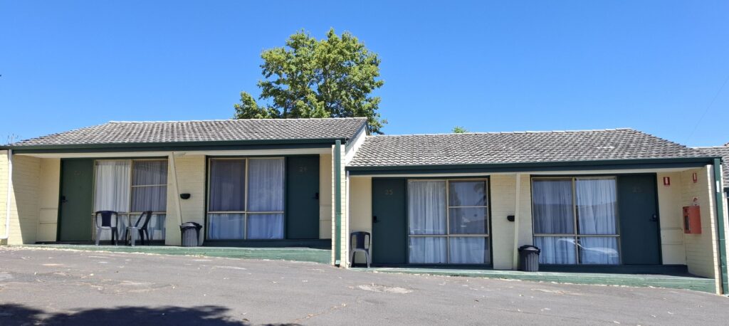Collie-Motel_Rooms-Exterior-1