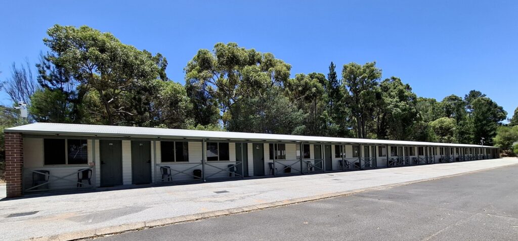 Collie-Motel_Rooms-Exterior-2
