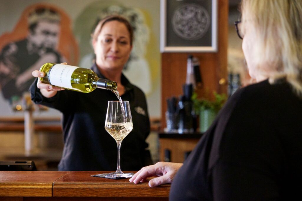 Crown-Hotel-Collie_Bar_2023-0T9A3635