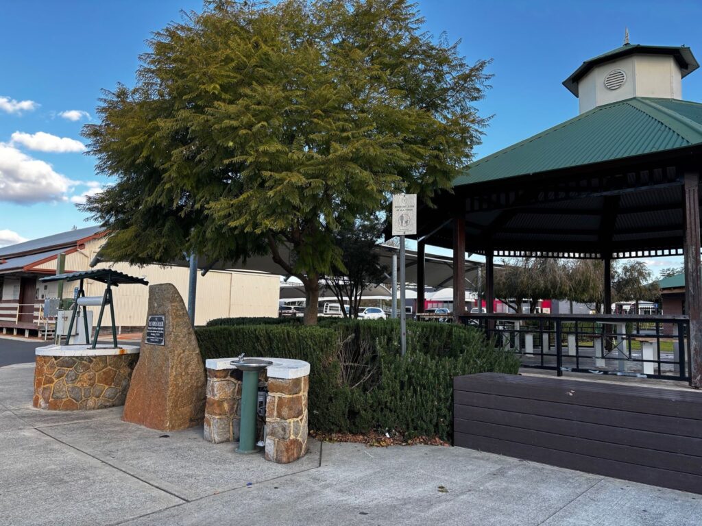 Alexander-Collie-Memorial_gazebo-and-plaque_CC_2025_04