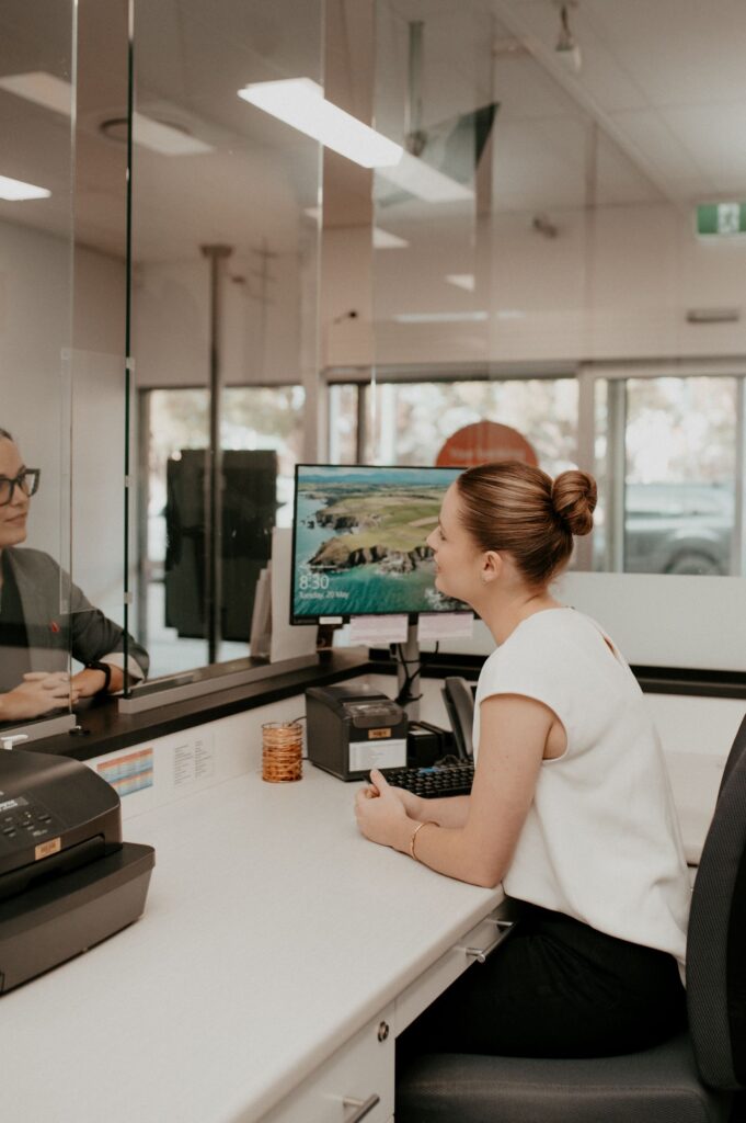 Bendigo-Bank_serving-customer-wildandfreebyshanlee-4855