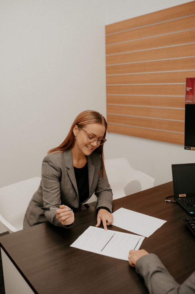 Bendigo-Bank_serving-customer-wildandfreebyshanlee-4912