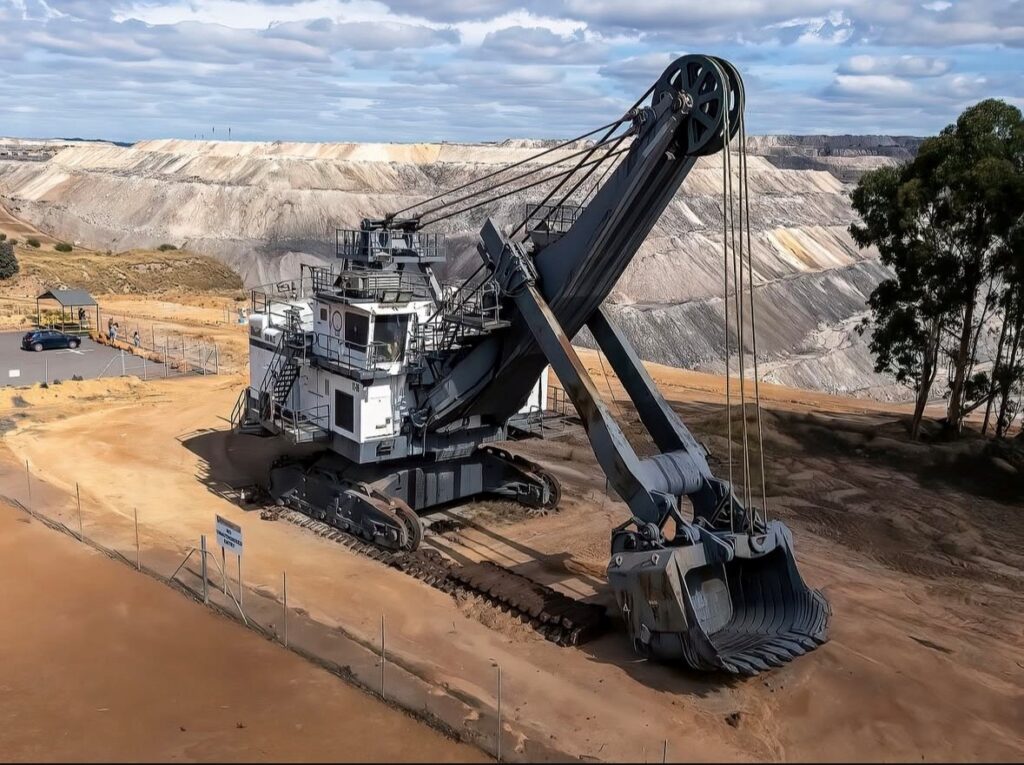 Coalfields-Mine-Lookout_Shovel_IG-Credit_aussiepomm_2025-01