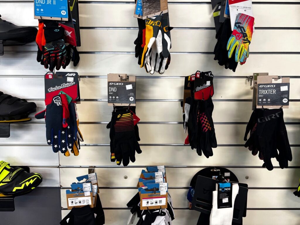 Crank-n-cycles_gloves_CC_2025-3