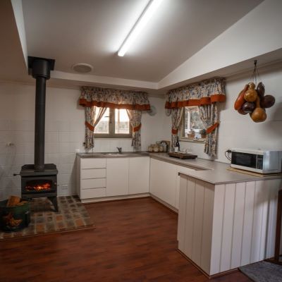 Glen-Mervyn-Lodge-Cottage_kitchen_website_2024-05