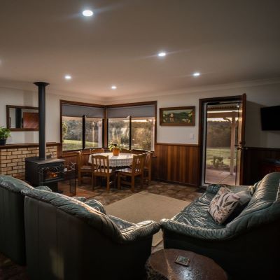 Glen-Mervyn-Lodge_living-room_website_2024_02