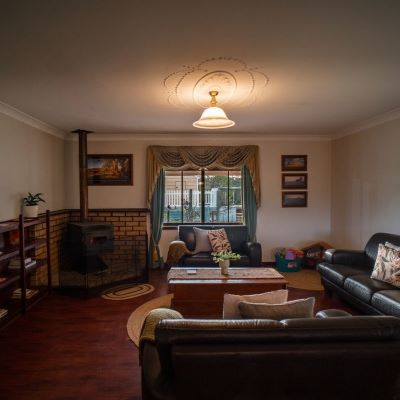 Glen-Mervyn-Lodge_lounge-room_website_2024_06