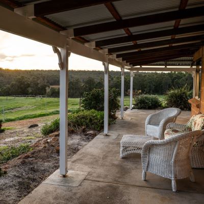 Glen-Mervyn-Lodge_patio-area_website_2024_04