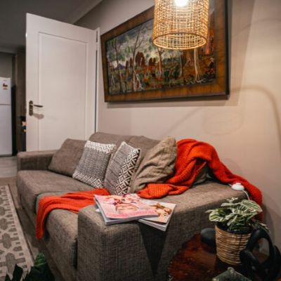 Red-Tail-Retreat-digital_indoor-seating_website_2021_12