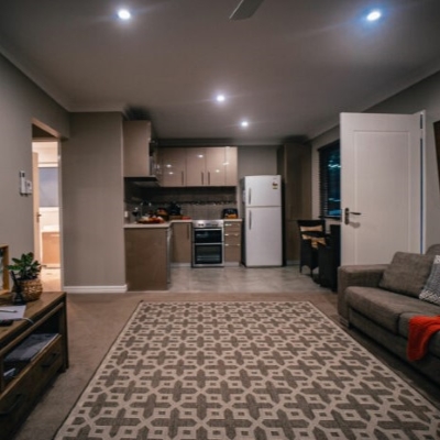 Red-Tail-Retreat_living-area_website_2021_10