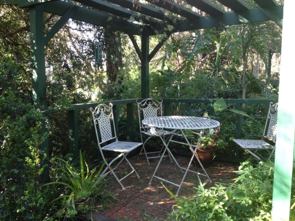 Whispering-Pines-B&B_Accommodation_Private-Courtyard-1