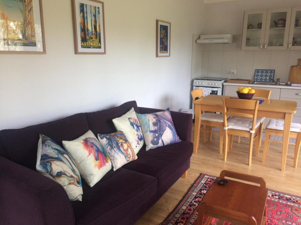 Whispering-Pines-B&B_Horseshoe-Haven-Cabin_Accommodation-2